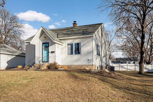 view of front facade featuring a front lawn and central AC