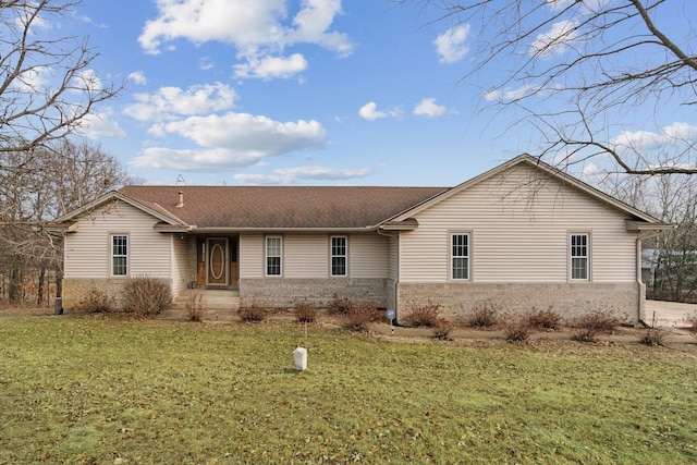 view of front of property featuring a front lawn