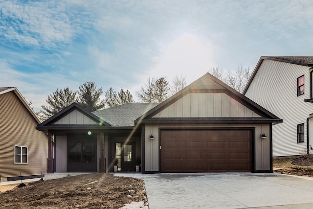 view of front facade featuring a garage