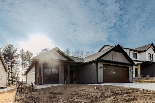 view of front facade featuring a garage