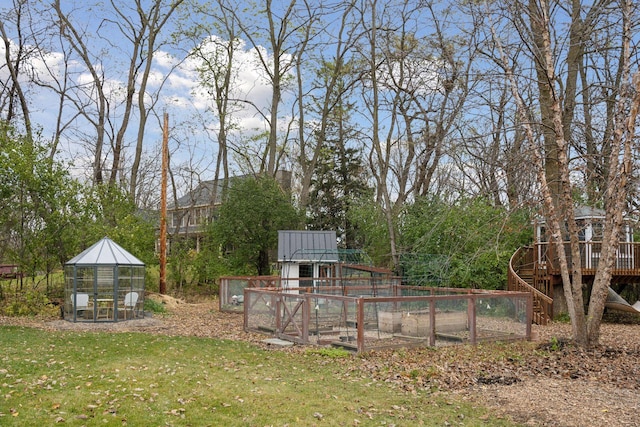 view of yard featuring an outbuilding