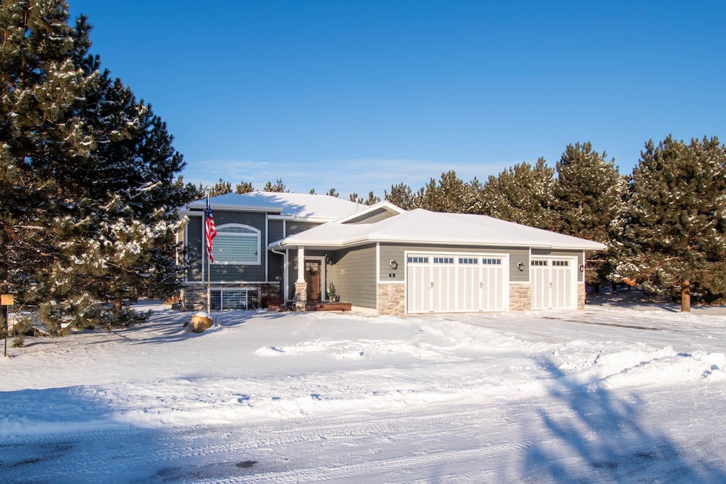 view of front facade featuring a garage