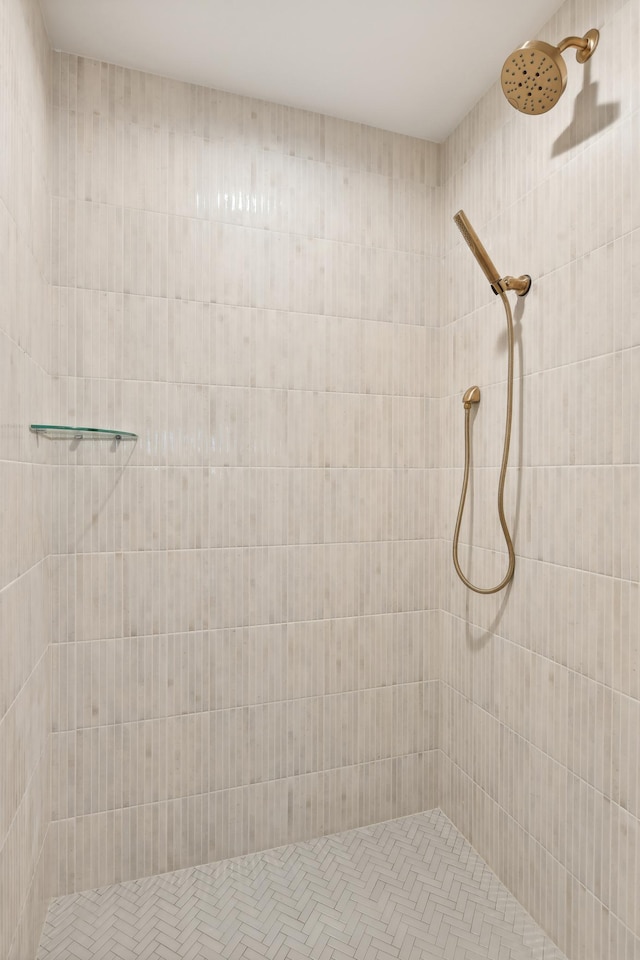 bathroom featuring tiled shower