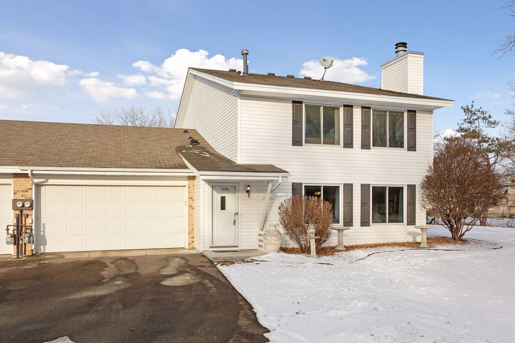 view of front facade featuring a garage