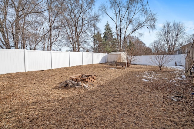 view of yard featuring a fire pit