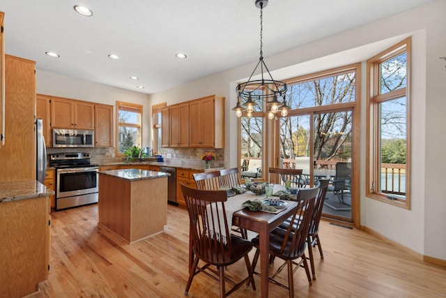 dining room featuring light wood finished floors, visible vents, baseboards, a chandelier, and recessed lighting