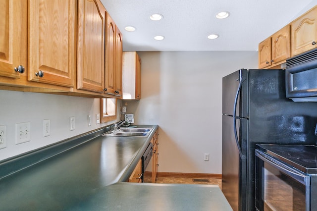 kitchen with recessed lighting, a sink, visible vents, baseboards, and black appliances