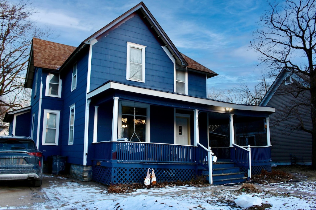 view of front of property featuring a porch