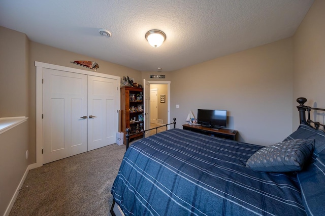 bedroom with carpet flooring, a textured ceiling, and a closet