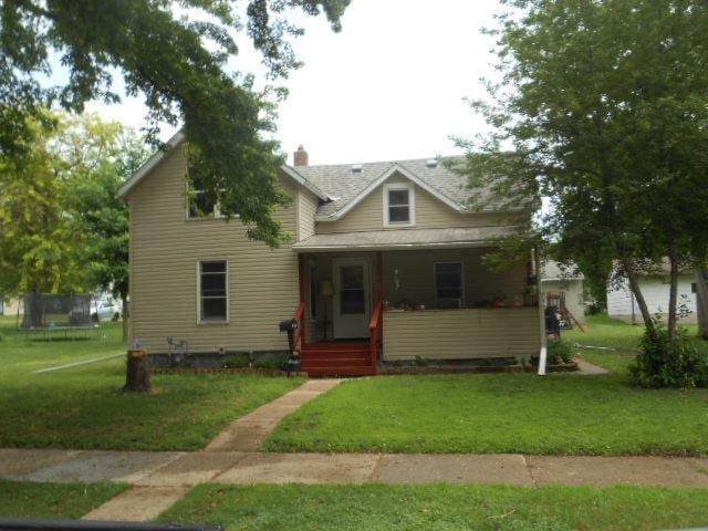 view of front of home featuring a front yard