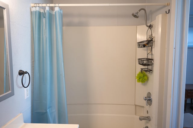 bathroom featuring shower / bath combo