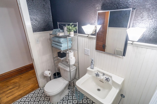 bathroom featuring toilet and sink