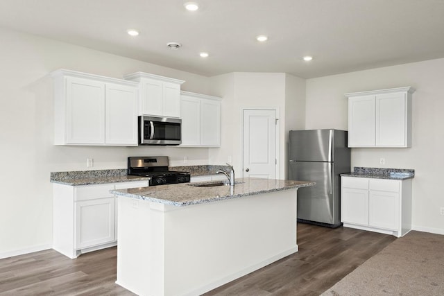 kitchen featuring sink, dark hardwood / wood-style floors, a kitchen island with sink, white cabinets, and appliances with stainless steel finishes