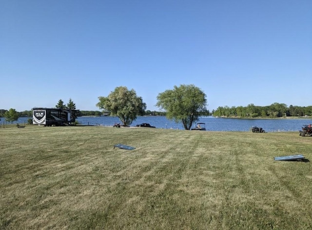 view of yard featuring a water view