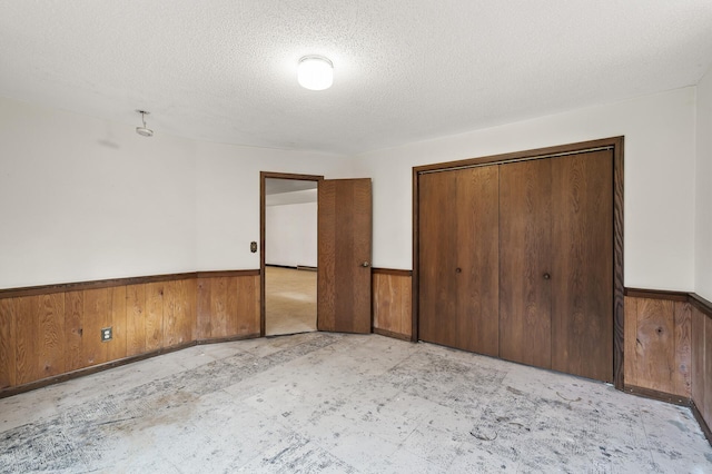 unfurnished bedroom with a textured ceiling and a closet