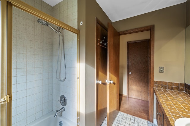 bathroom with tiled shower / bath