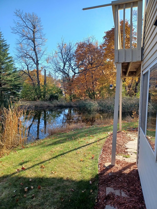 view of yard featuring a water view