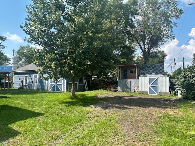 view of yard featuring a storage shed