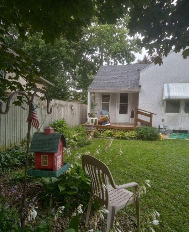 view of yard featuring a storage shed