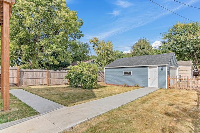 view of yard with an outdoor structure