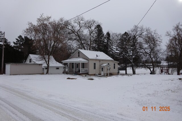 view of front of property featuring an outbuilding