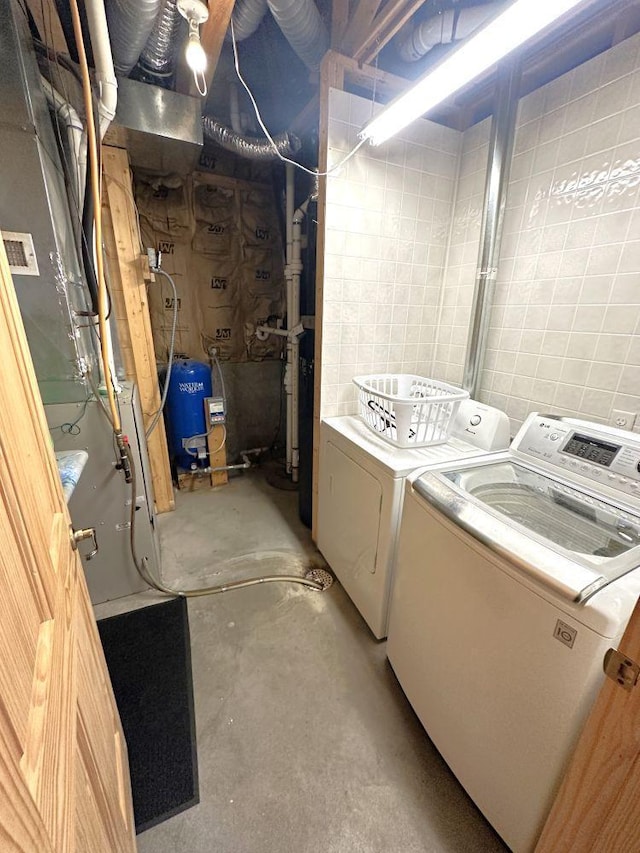 washroom with laundry area and washer and clothes dryer