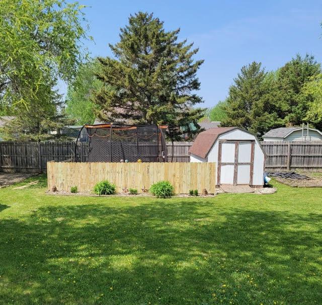 view of yard with a storage unit