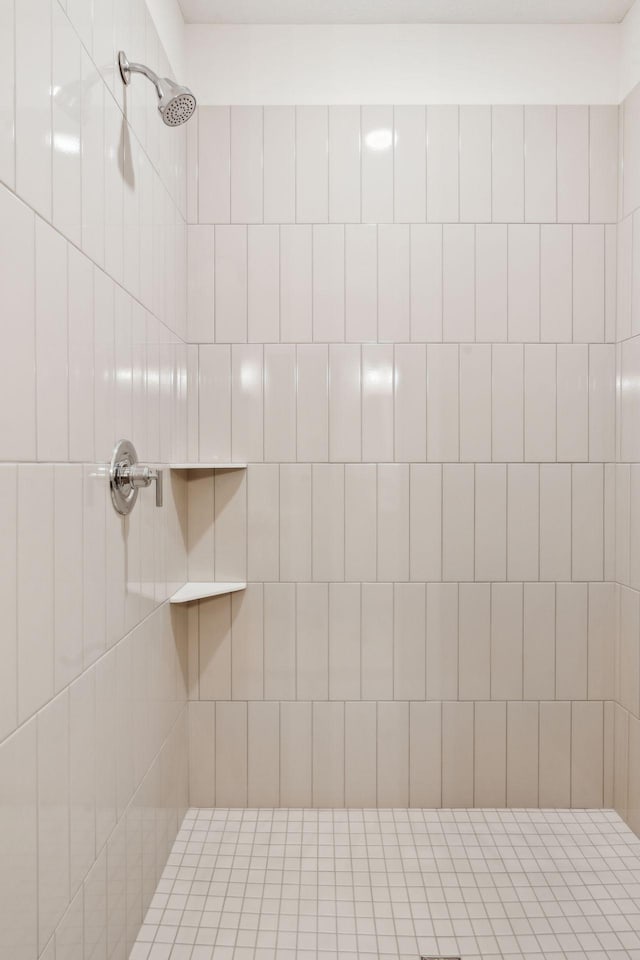 bathroom featuring a tile shower