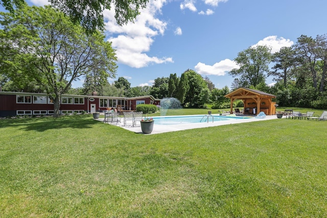 view of swimming pool featuring a yard