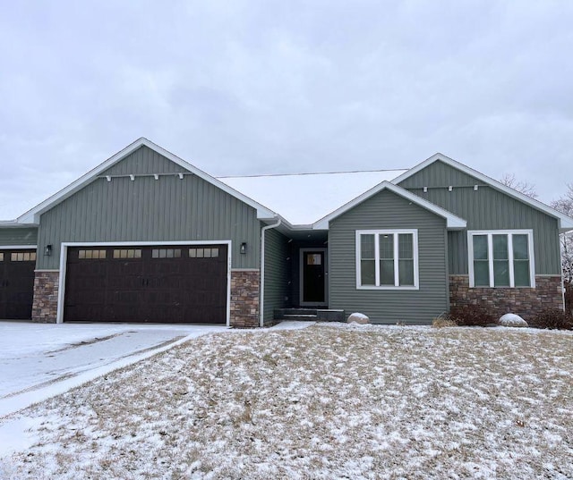 view of front facade featuring a garage