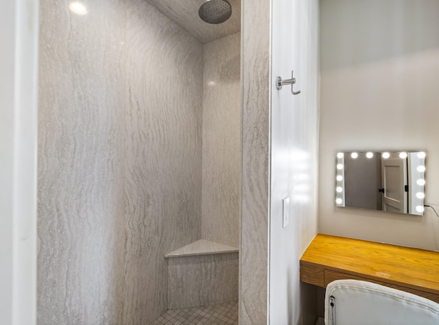 bathroom featuring a tile shower