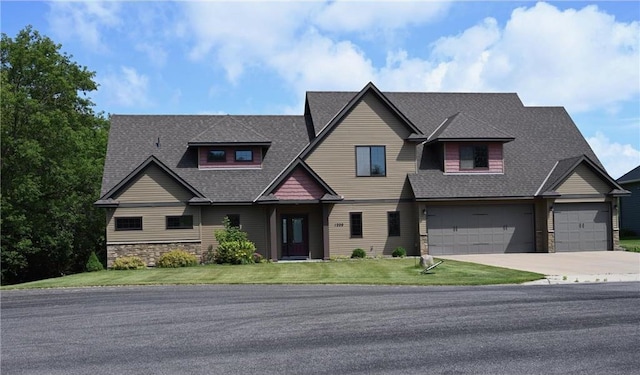 view of front facade featuring a front lawn and a garage