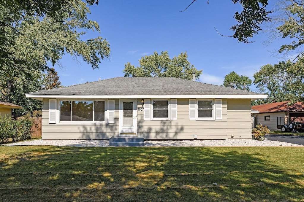 single story home featuring a front lawn