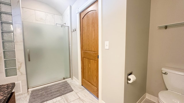 full bathroom with visible vents, baseboards, toilet, vaulted ceiling, and a stall shower