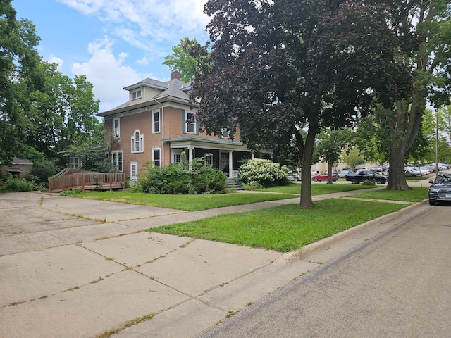 view of front facade with a front lawn