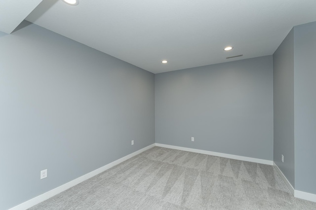 unfurnished room featuring light carpet, visible vents, baseboards, and recessed lighting