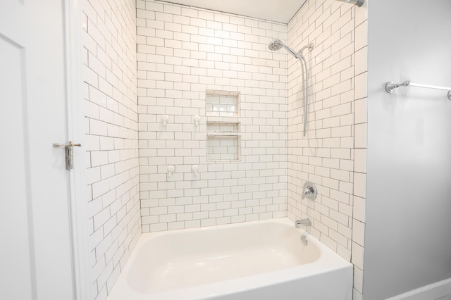 bathroom featuring tiled shower / bath