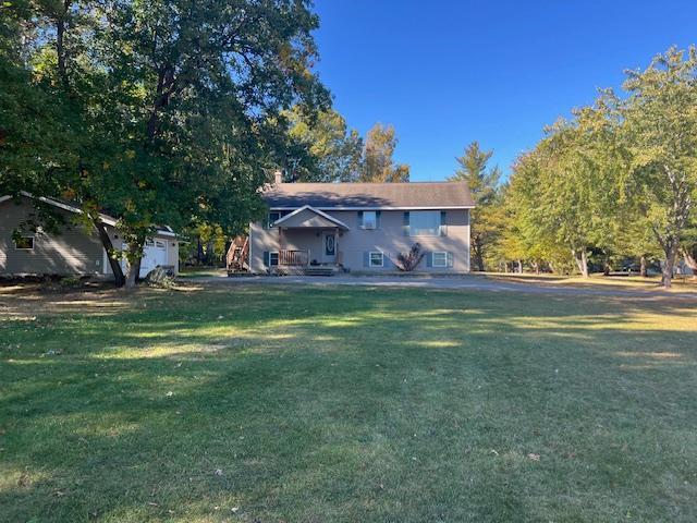 view of front of property with a front yard