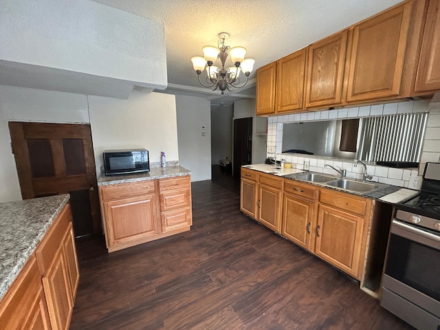 kitchen with backsplash, a textured ceiling, sink, a notable chandelier, and stainless steel range oven