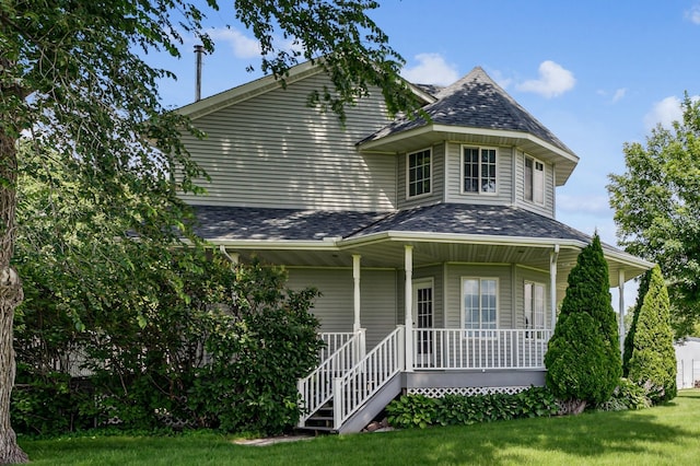 view of front of home featuring a front yard and covered porch