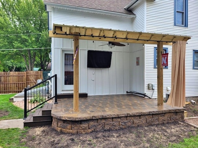 entrance to property featuring ceiling fan