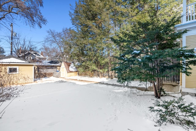 view of yard featuring an outdoor structure and a shed