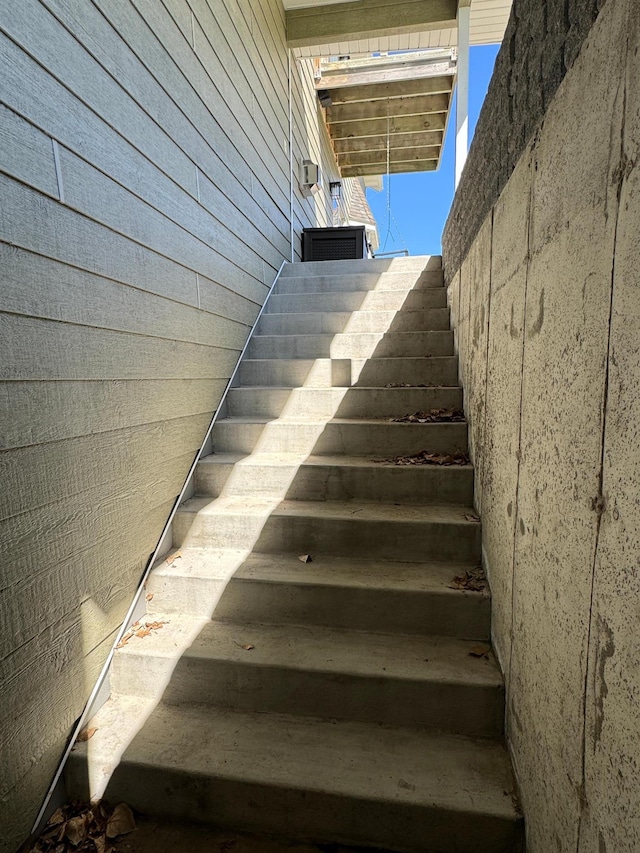 310 7th St SW, Roseau, MN 56751 - view of stairway