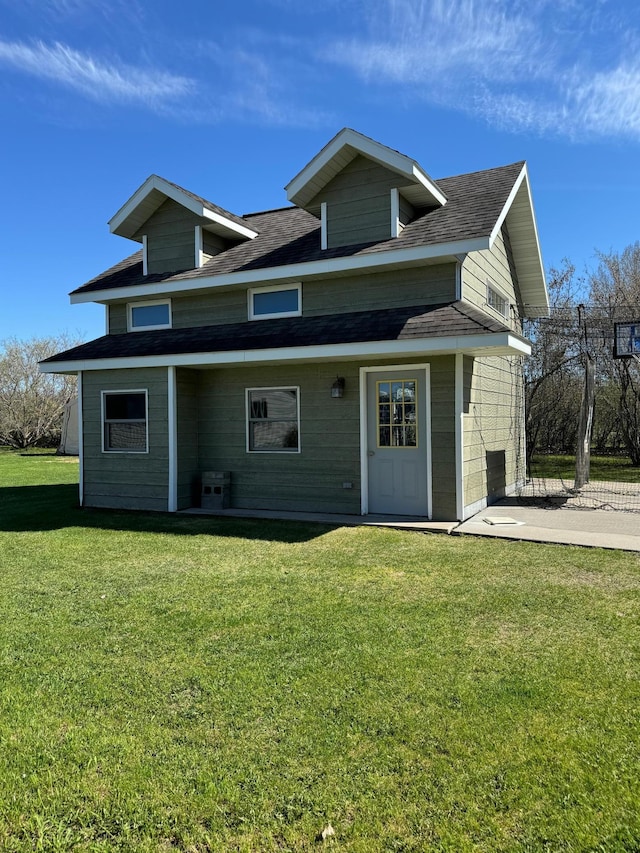 310 7th St SW, Roseau, MN 56751 - view of front of property featuring a front yard and a shingled roof