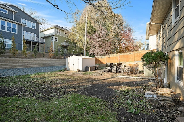 view of yard featuring a storage shed