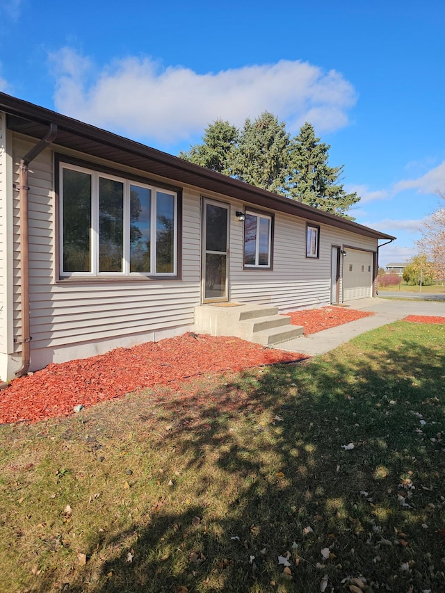 single story home featuring a front yard and a garage