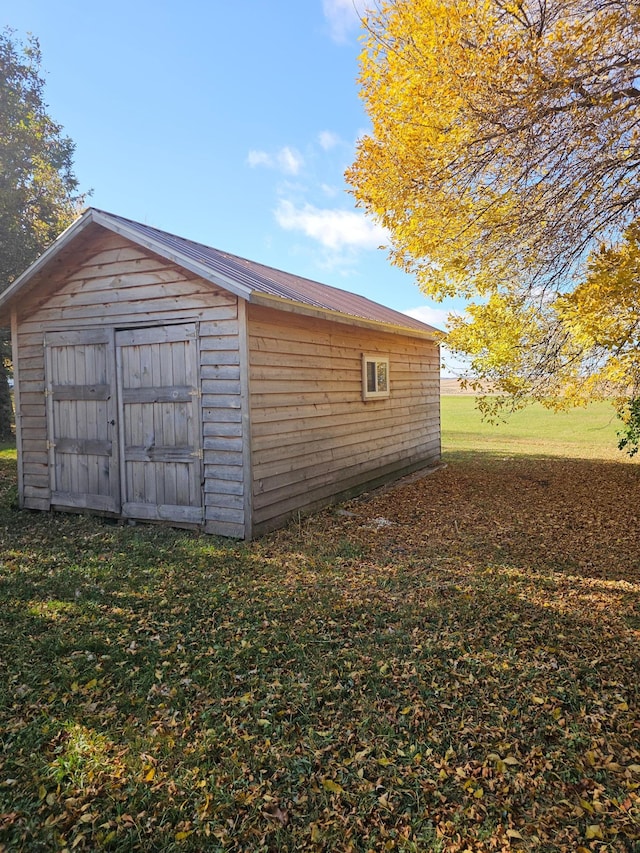 view of outdoor structure featuring a yard