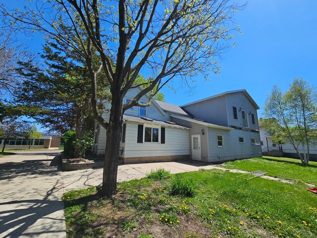 412 Prairie Ave, Faribault, MN 55021 - view of front of house featuring a front yard and a patio area