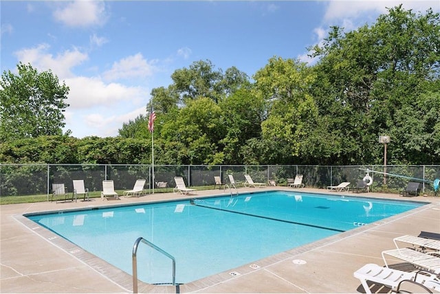 view of swimming pool