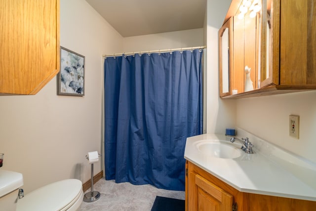 bathroom featuring a shower with shower curtain, vanity, and toilet